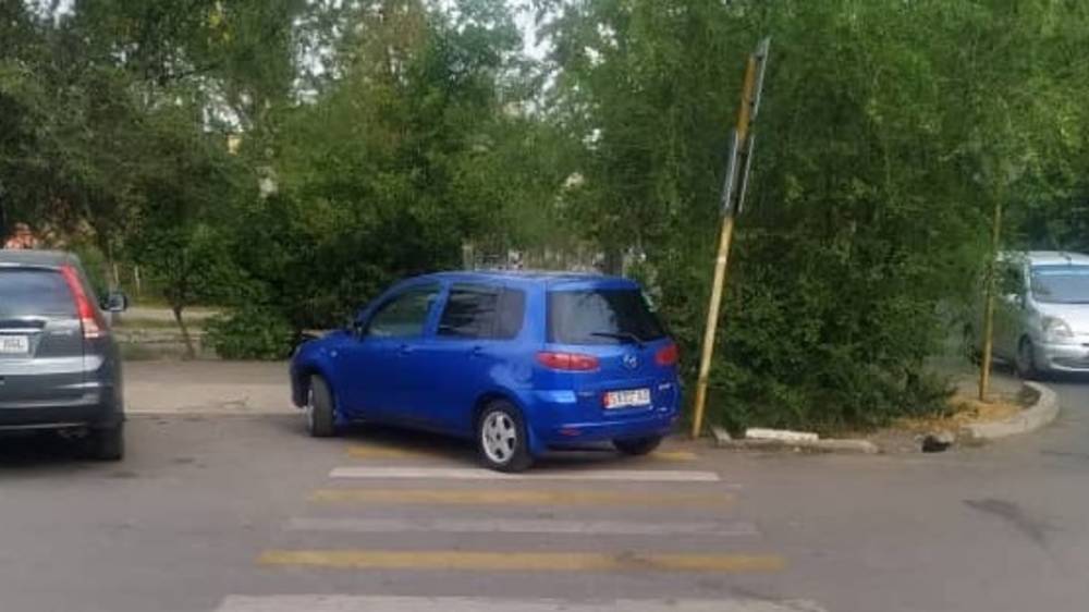 «Мазду» припарковали на «зебре» в 7 мкр. Фото