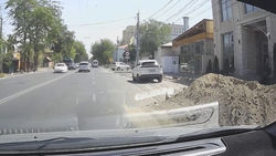 На дорогу по ул.Горького высыпали кучу песка. Видео горожанина