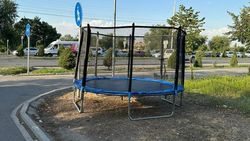 На Южной магистрали на месте газона поставили батут. Законно ли? - горожанка