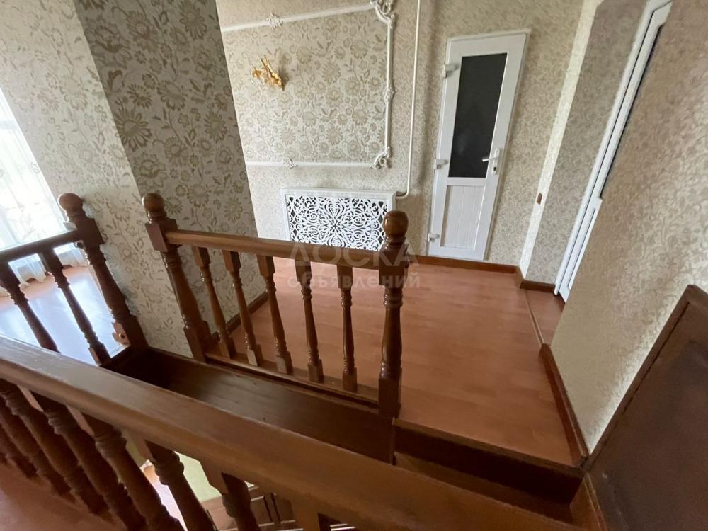 Сдаю дом 11-ком. 700кв. м., этаж-3, 5-сот., стена кирпич, Азия молл.