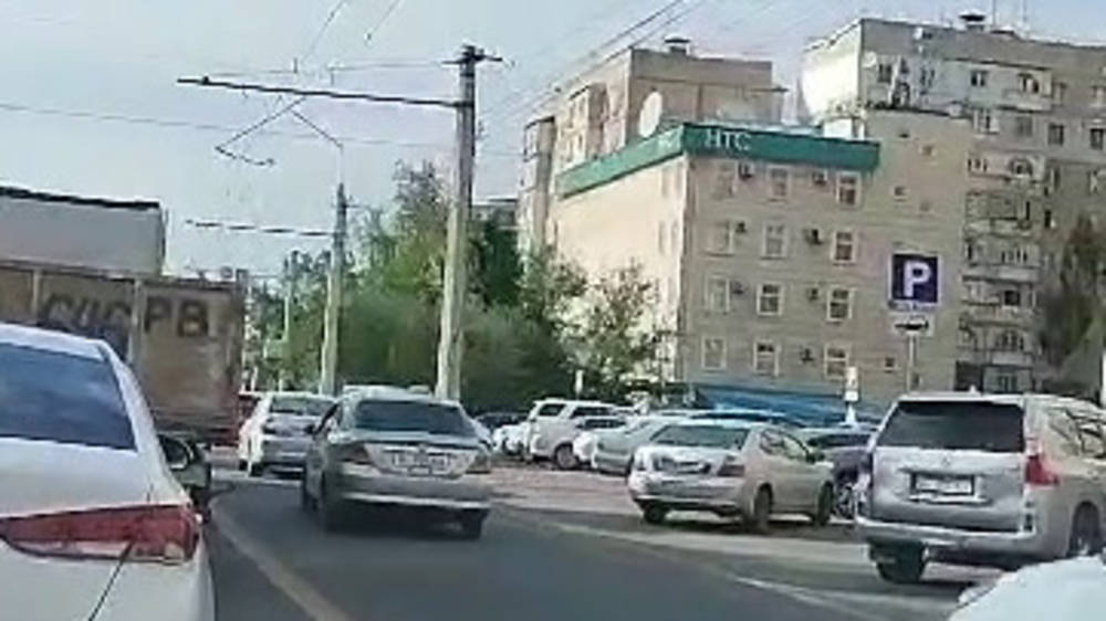Когда начнут штрафовать водителей, которые ездят по полосе для общественного транспорта? Видео горожанина