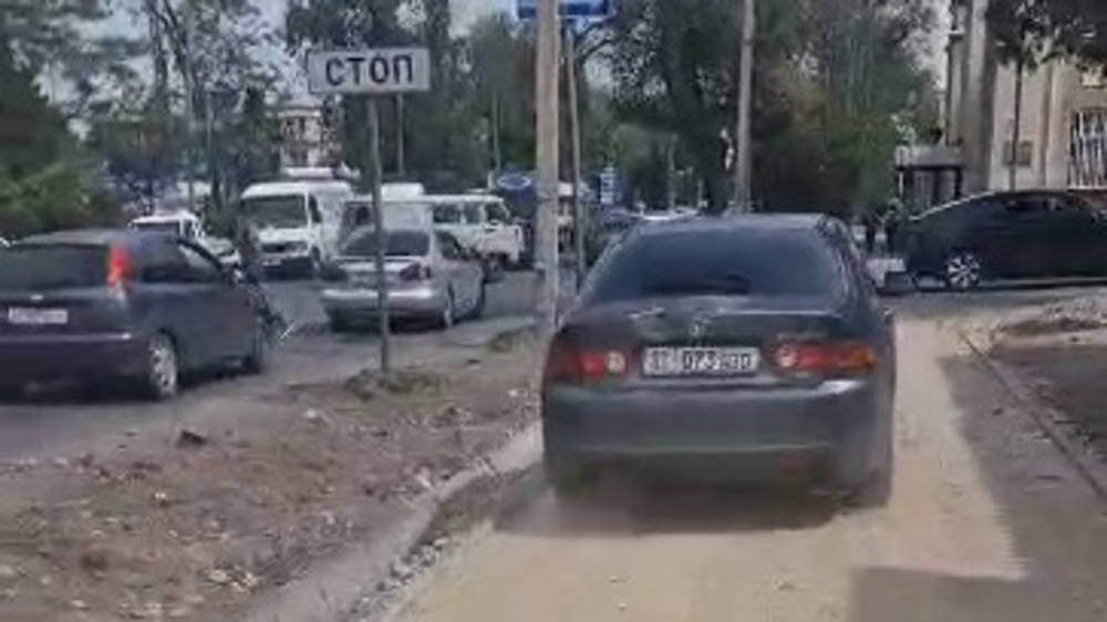 «Хонда» проехала по тротуару. Видео