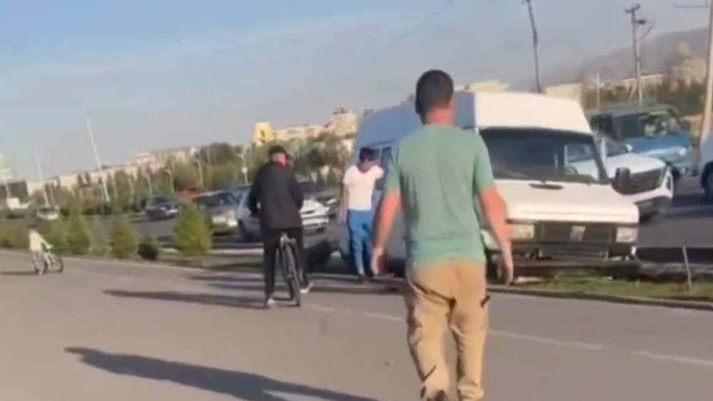 На Южной магистрали бус залетел в арык, повредив систему полива. Видео с места ДТП