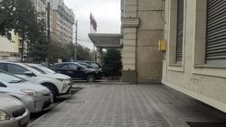 Отель Grand Hotel перекрыл тротуар для пешеходов, — горожанин