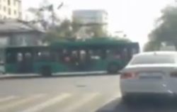 Троллейбус встал на пересечении дорог Горького — Байтик Баатыра, перегородив другим движение