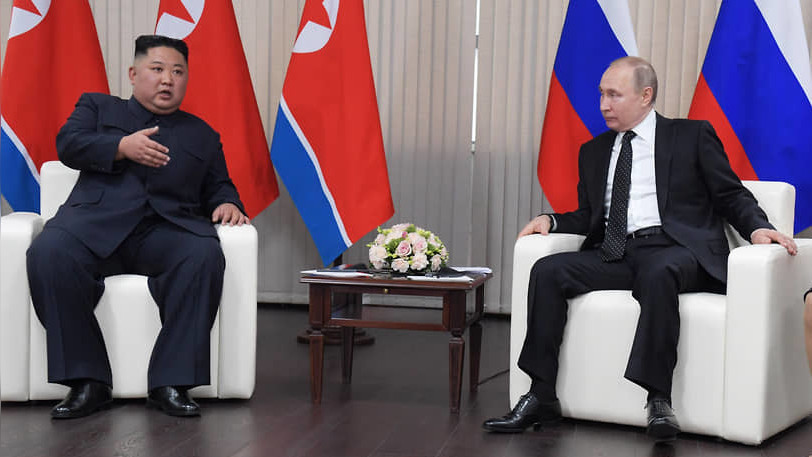 Ким Чен Ын (слева) и Владимир Путин во время переговоров на острове Русский в апреле 2019 года