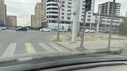 На Тыналиева пешеходный переход упирается в бордюр. Фото горожанина