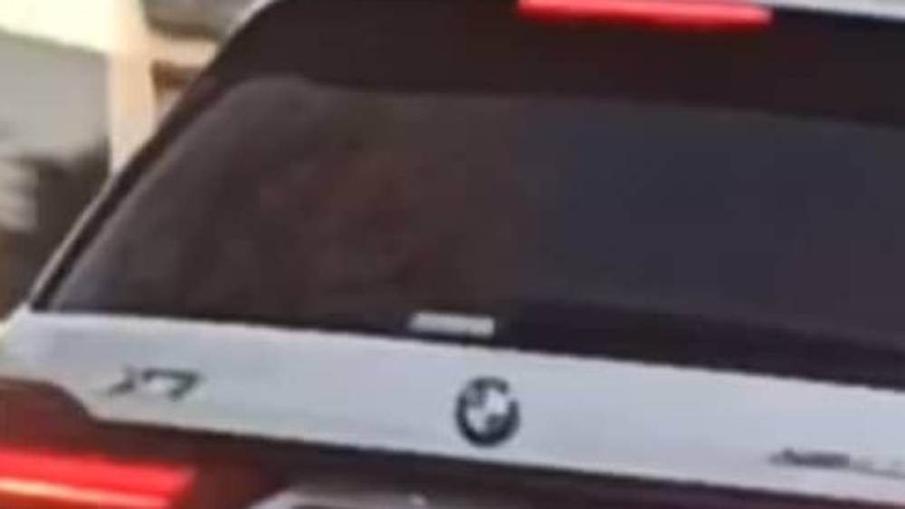 BMW X7 с подложными номерами объезжает пробку на Некрасова по встречке. Видео