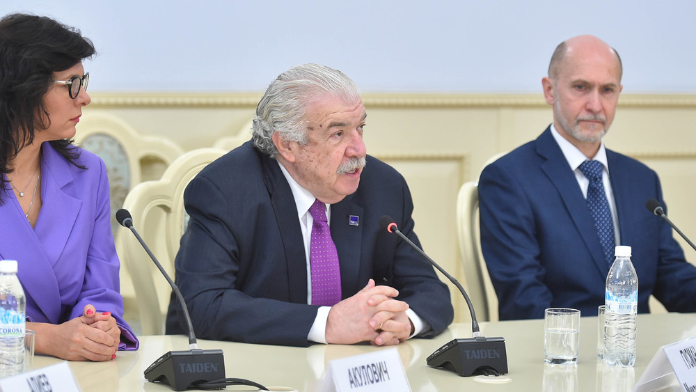 В центре - Михаил Гусман.