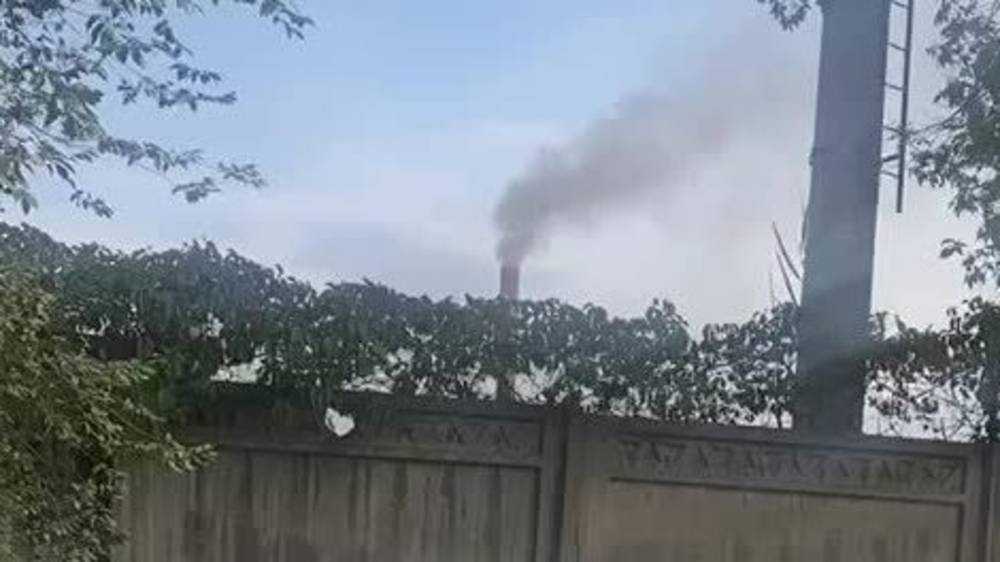 Черный дым из трубы на Дордое. Видео