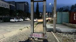 Посреди тротуара на ул.Токтоналиева устанавливают рекламный щит. Законно ли? Видео горожанки