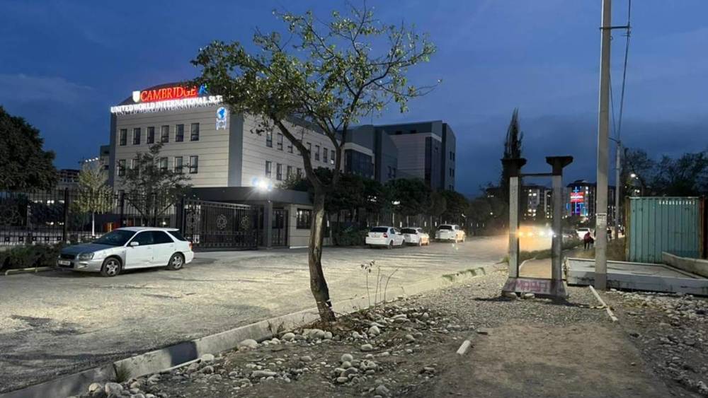 Посреди тротуара на ул.Токтоналиева устанавливают рекламный щит. Законно ли? Видео горожанки