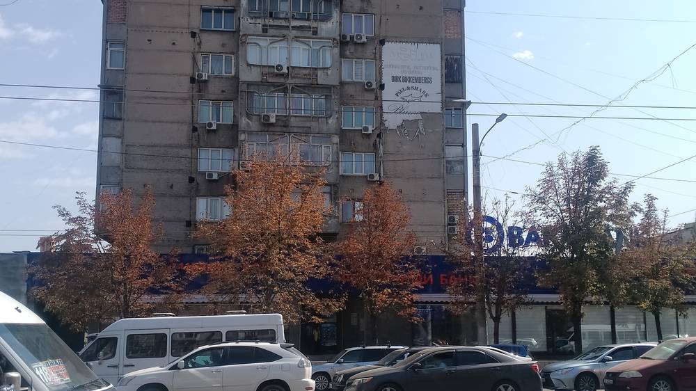 На доме по Абдрахманова висит порванный баннер. Фото