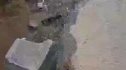 На Менделеева неделю назад прорвало трубу, вода топит дом горожанина. Видео