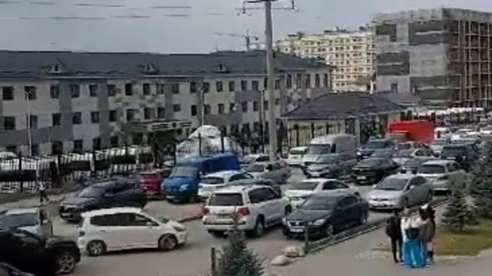 Дорогу между АУЦА и учебным центром «Маариф» превратили в стоянку. Видео