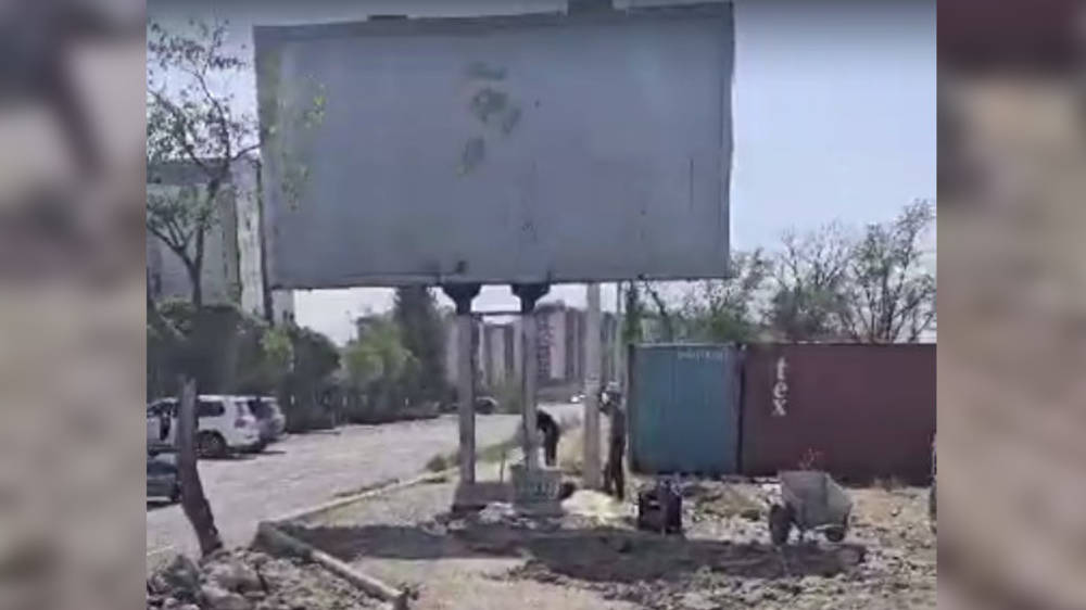 Рекламный щит убрали с тротуара на ул.Токтоналиева после жалобы горожанина. Видео мэрии
