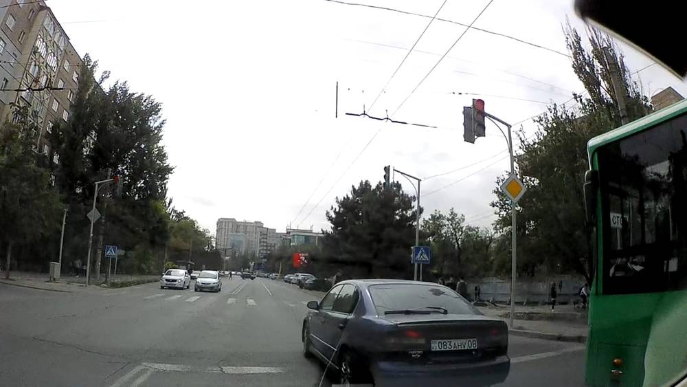 Легковушка с казахскими номерами проехала на красный. Видео горожанина
