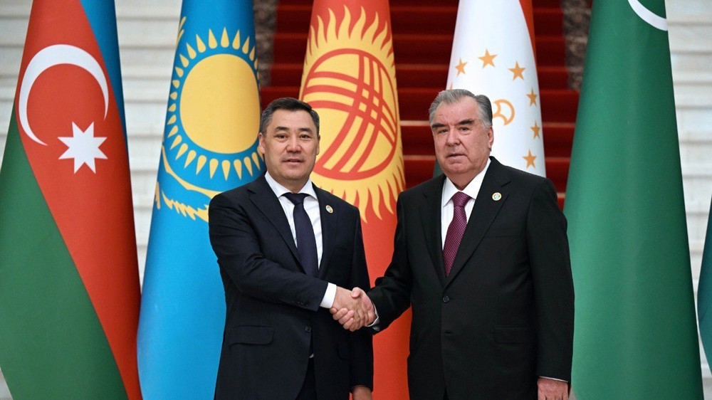 Президент Кыргызстана Садыр Жапаров и президент Таджикистана Эмомали Рахмон