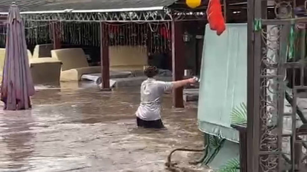 Чолпон-Ату затопило. Женщина по пояс в воде. Видео