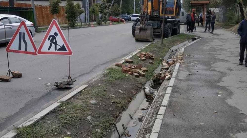 На Жибек Жолу-Шопокова строймусор выбросили в арык, - очевидец