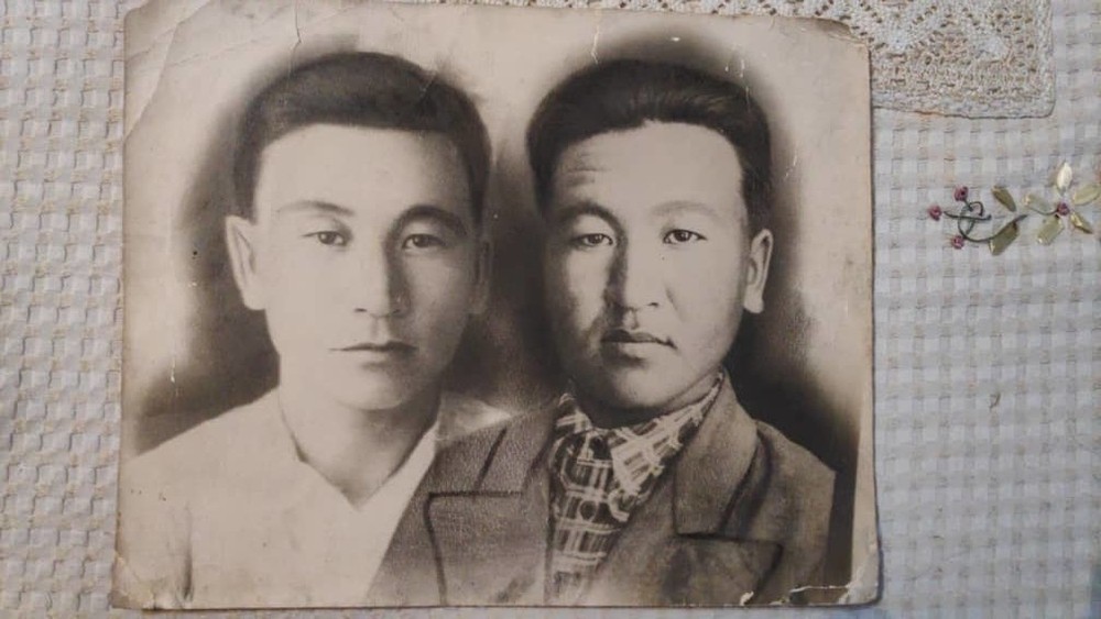 Сабир Доронбеков (оң жакта)