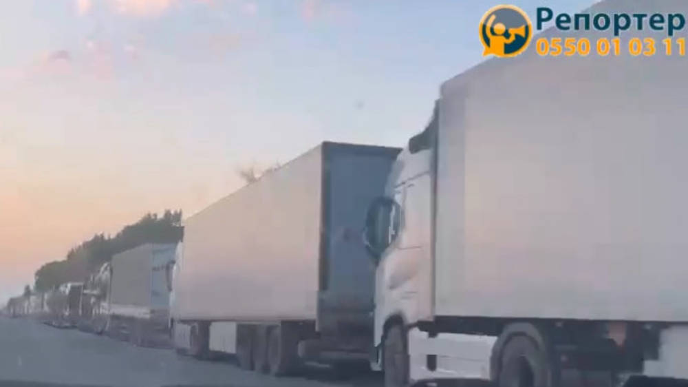 Более 400 грузовиков стоят на объездной дороге в районе Канта