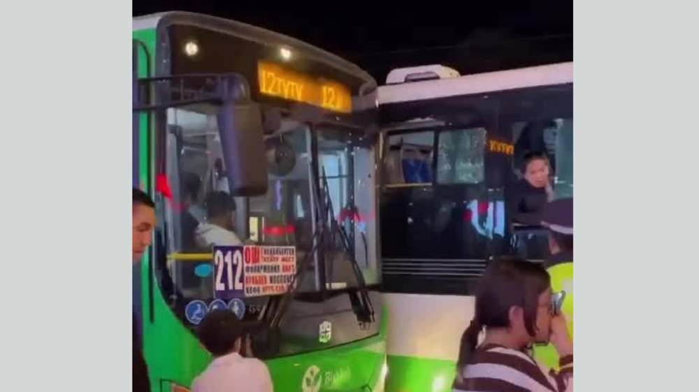На остановке столкнулись новые автобусы. Видео
