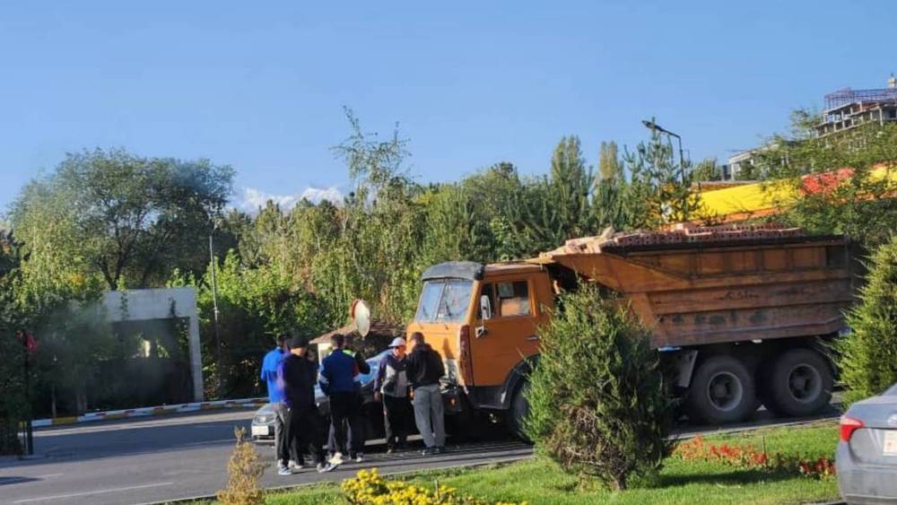 На Южной магистрали столкнулись КамАЗ и легковушка. Фото