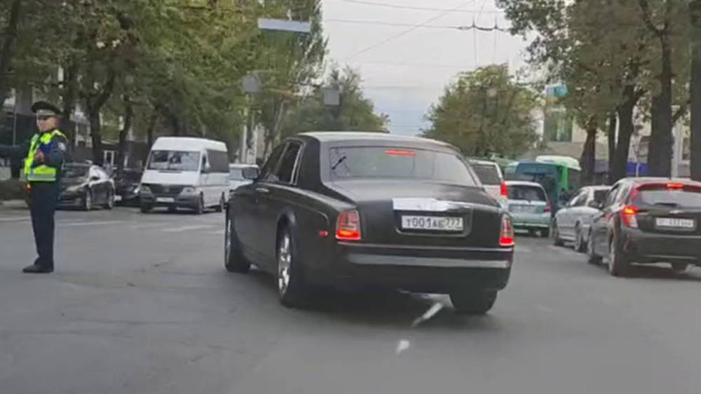 Накануне визита Путина в Бишкеке заметили автомобиль Aurus