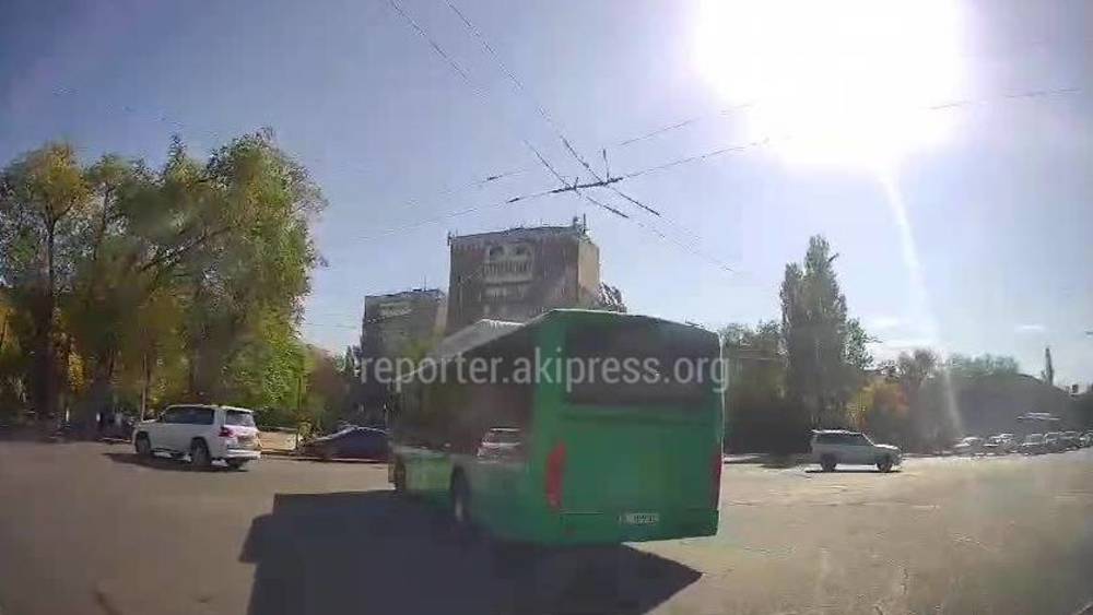 Водителя автобуса снимут с маршрута за то, что он заблокировал перекресток, высаживая пассажиров в неположенном месте