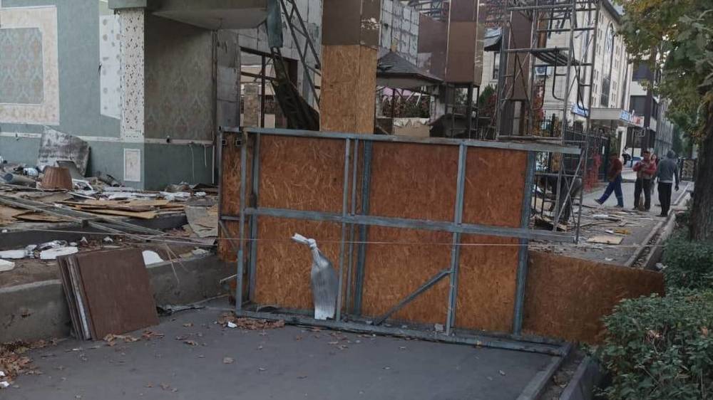 Кафе «Самира» перегородило тротуар во время ремонта