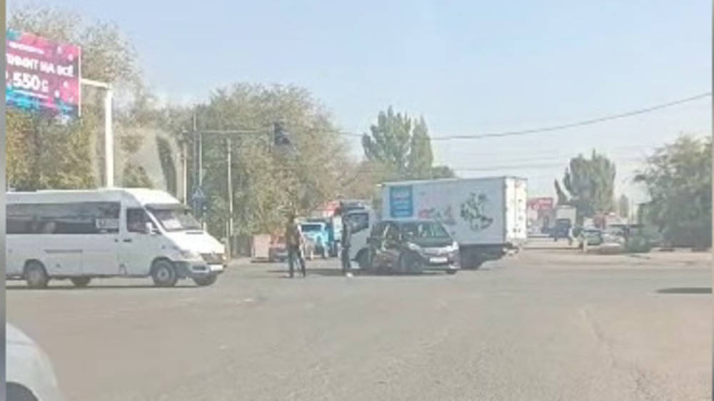 Водители сами выполняют роль регулировщика, так как на Алматинке-объездной не работает светофор. Видео