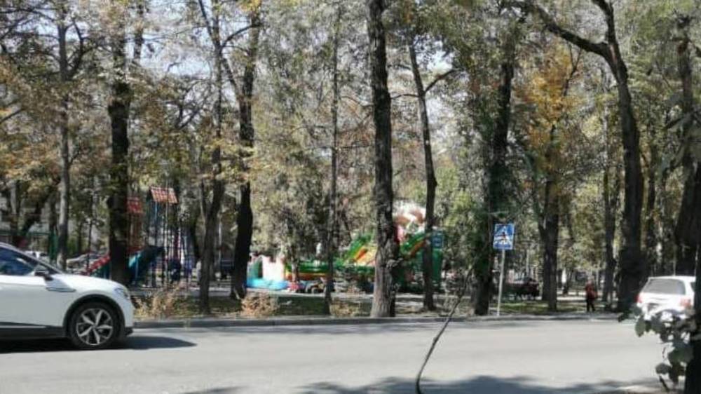 На Молодой Гвардии вновь поставили батуты, хотя говорили, что это незаконно, - горожанин