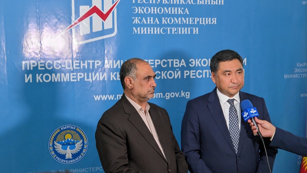 министр экономики и коммерции КР Данияр Амангельдиев, министр сельского хозяйства Ирана Мохаммад Али Никбахт