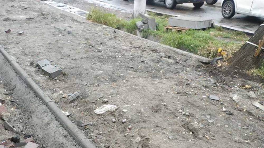 В «Бишкекасфальтсервис» рассказали, когда уложат асфальт на тротуаре по Абдрахманова