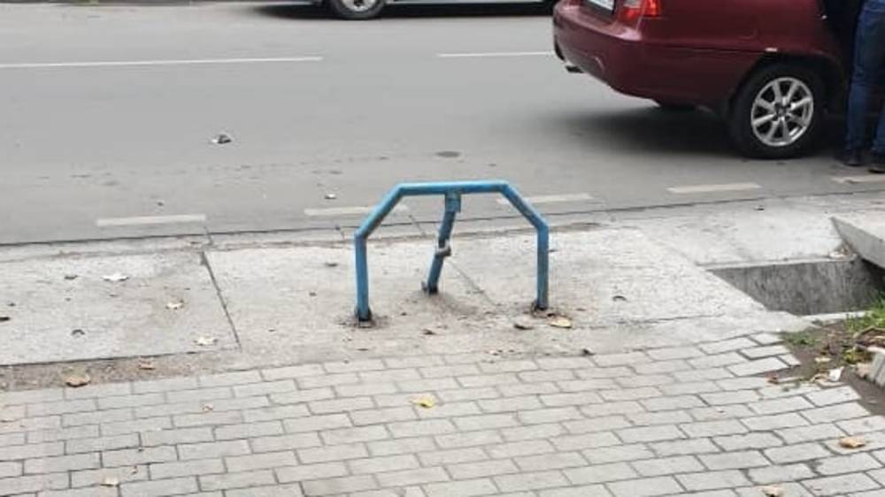 Законно ли на Огонбаева поставили ограничители парковки? Фото горожанина