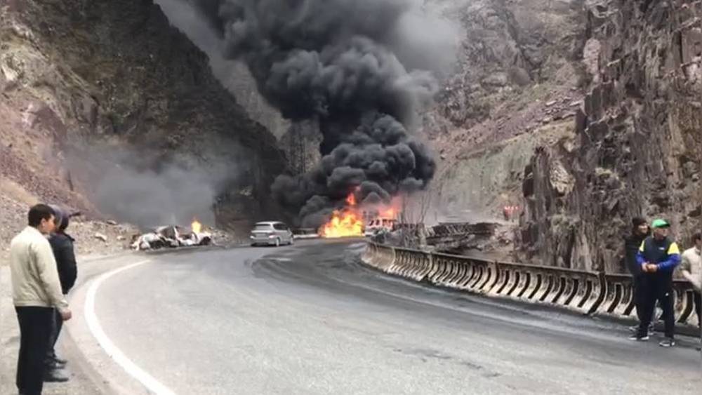 В жуткой аварии на подъеме на Төө-Ашуу пострадали 4 человека