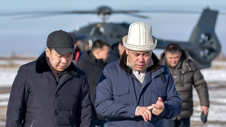 Эрбол Султанбаев (сол жакта), Садыр Жапаров (оң жакта)