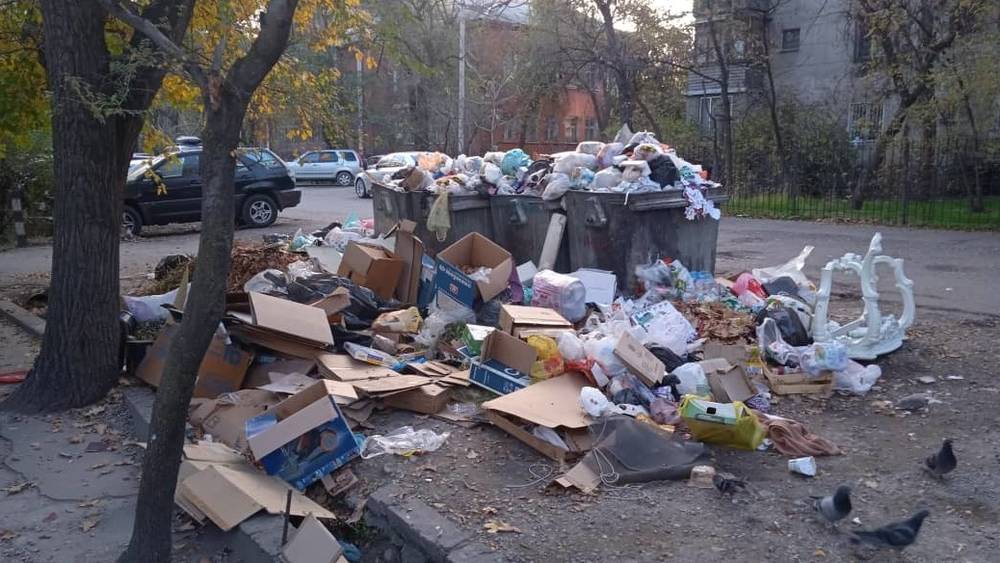 На улице Чуйкова образовалась свалка