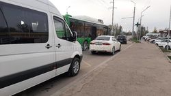 На остановке на Льва Толстого припаркованы три машины