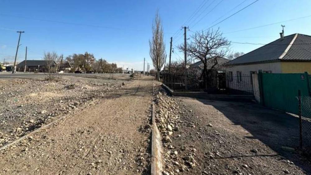 В Балыкчы полтора месяца не могут отремонтировать тротуар. Фото горожанина