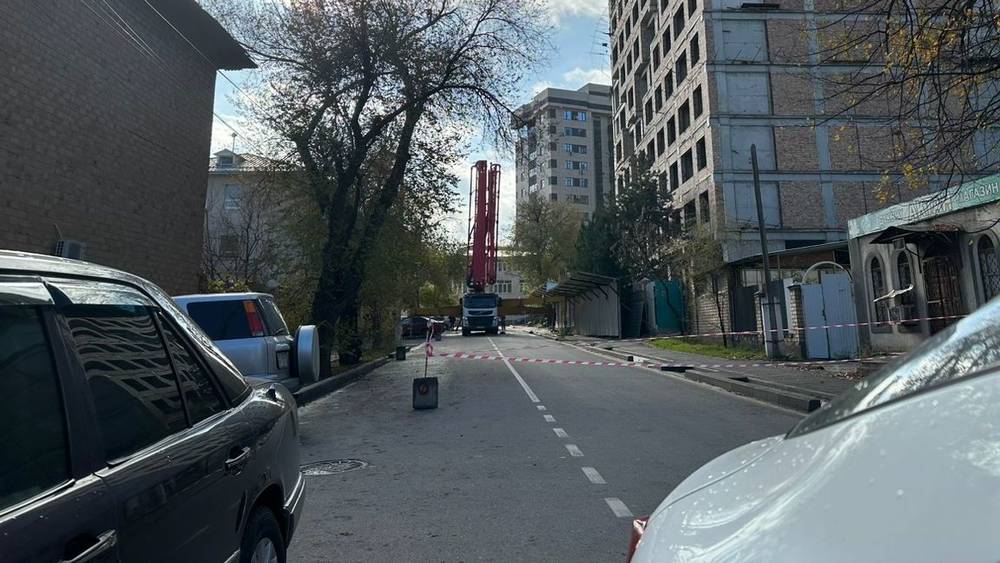 Законно ли стройкомпания перекрыла часть дороги по ул.Руставели? Видео