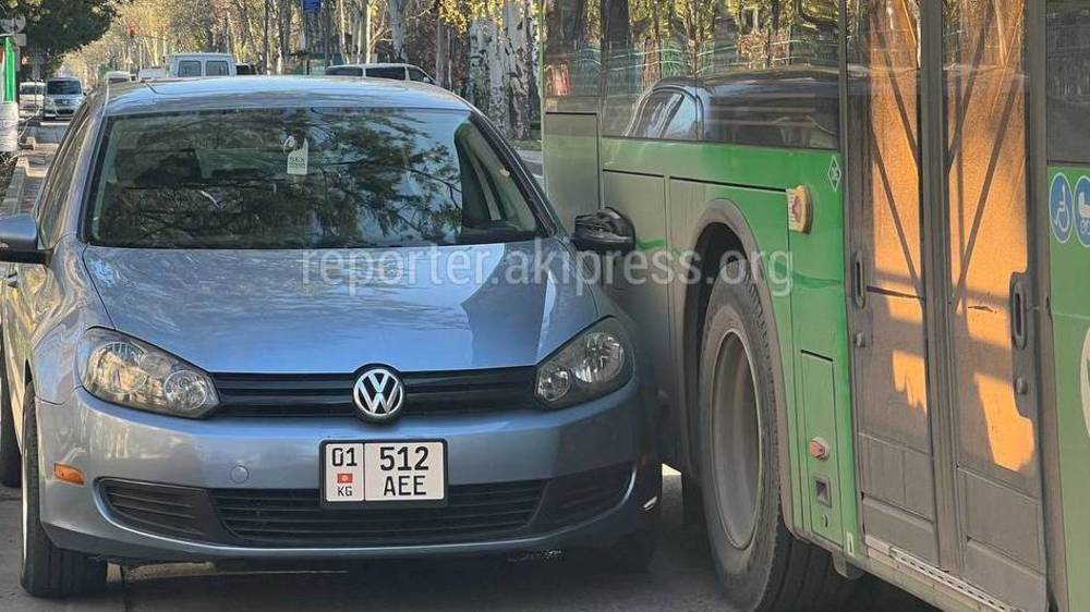 Автобус сломал боковое зеркало «Фольксвагену», припаркованному в неположенном месте: Водители договорились на месте, - мэрия