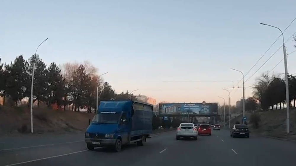 Грузовик «Мерседес» едет по встречке под мостом на Ибраимова. Видео