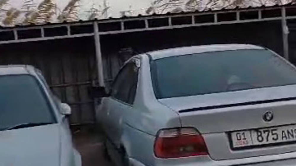 В Кок-Жаре припаркованные авто заблокировали мусорку. Видео