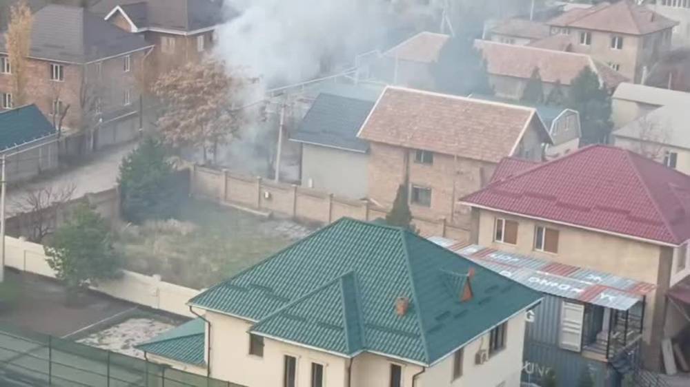 В жилмассиве Көк-Жар жгут листву. Видео