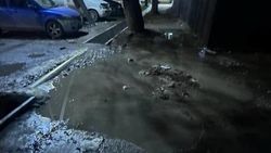 По улице Айни из-за лужи не пройти по тротуару