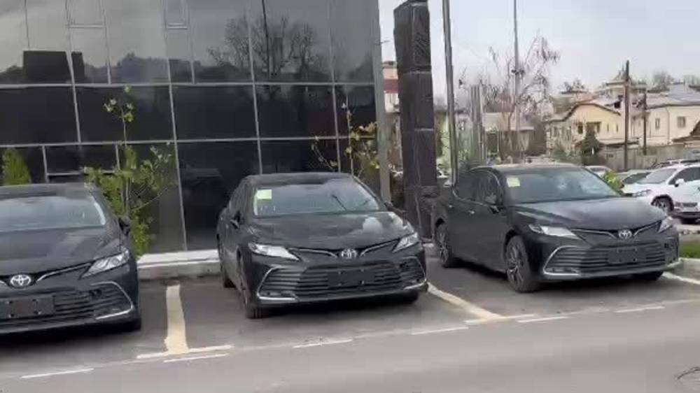 Законно ли парковку у бизнес-центра «Аврора» заняли машины, выставленные на продажу? - горожанин