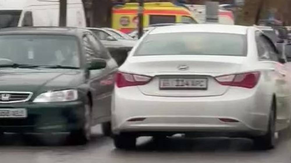 «Хендай» объезжает пробку по встречке, мешая другим авто. Видео