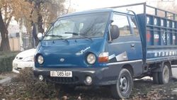 «Портер» припарковали на газоне у въезда в Госрегистр. Фото